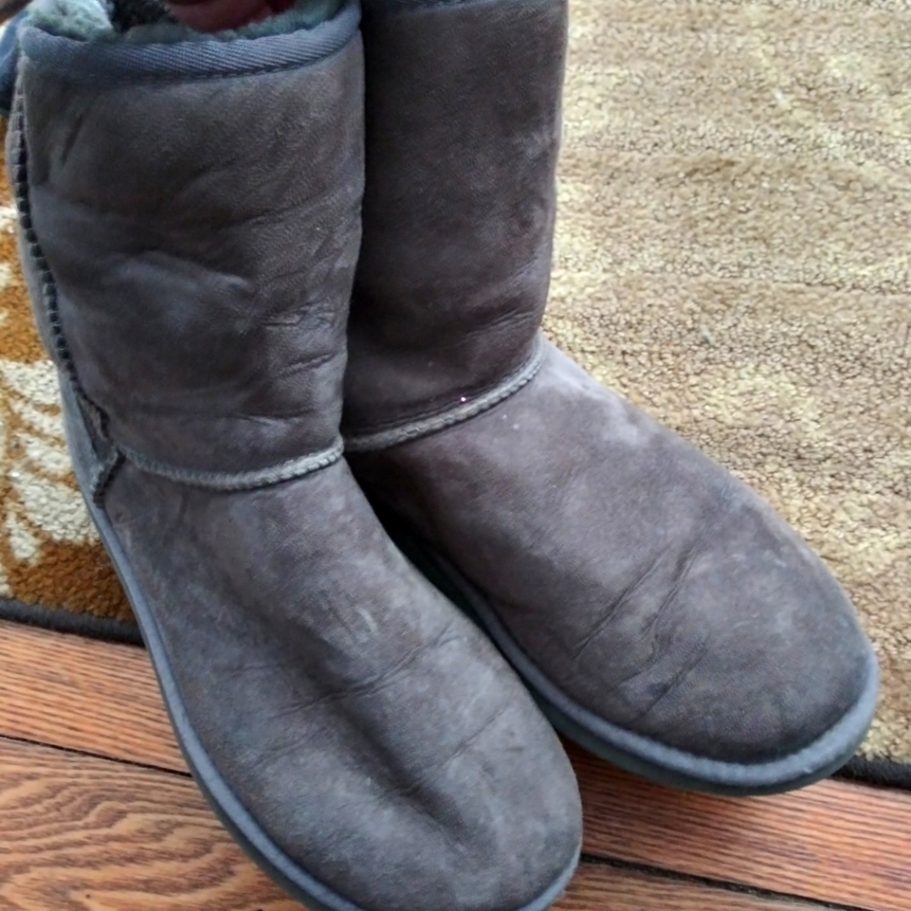 2 pairs footwear